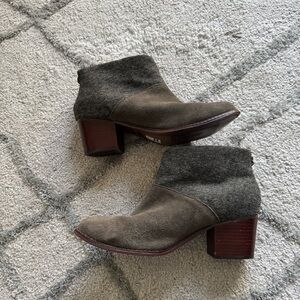 TOMS Leila Ankle boots Bootie Olive gray Herringbone suede block heel 9.5